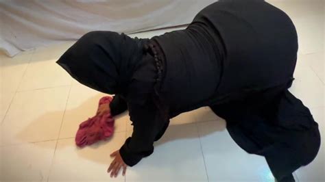 Big Ass Curvy Muslim Hot Stepmom Stuck Under Bed Then She Want Anal