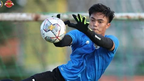 Kiper Persebaya Gabung Tc Timnas Indonesia Ernando Ari Sutaryadi