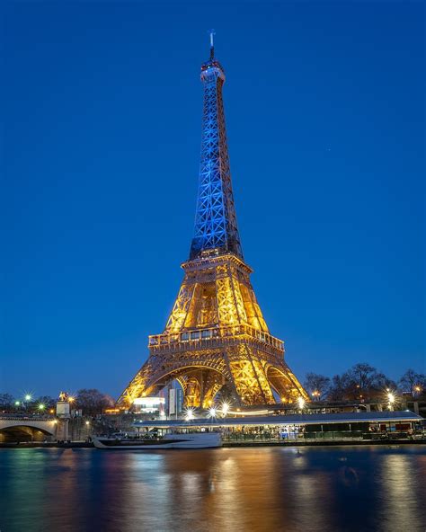 Paris la Tour Eiffel illuminée aux couleurs de l Ukraine