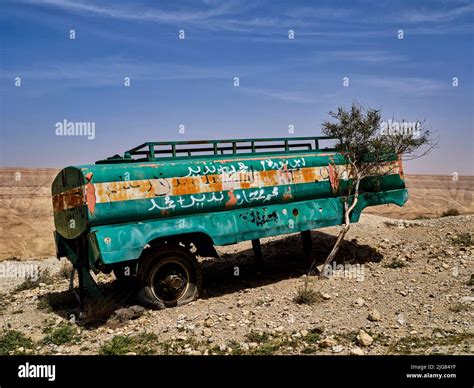 Vieux Camion Citerne Dans Le Wadi Mujib Banque De Photographies Et D