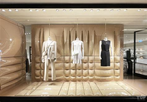 Summer Retail Window Displays That Will Make You Stop And Stare