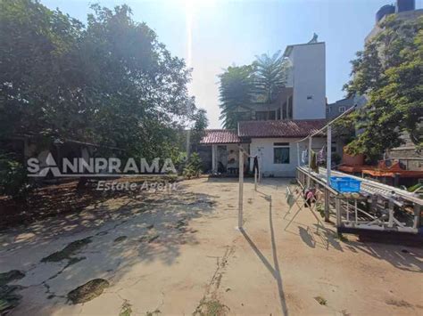 Rumah Dan Bangunan Luas Di Dalam Perumahan