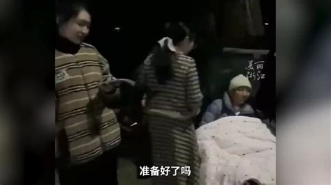 住院外婆想看烟花，孙媳驱车2公里拿来烟花放给她看 凤凰网视频 凤凰网