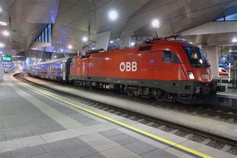 ÖBB 1116 127 steht am Abend von 27 Augustus 2021 mit ein NightJet nach