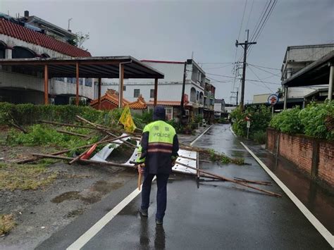 颱風卡努逼近 宜蘭號誌燈桿疑遭強風吹襲腰折 地方 中央社 Cna