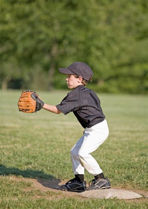 Retrato Do Jogador De Beisebol Infantil Iniciante Em Uniforme Esportivo