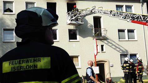 Brand In Mehrfamilienhaus In Iserlohn Dichter Rauch Dringt Aus