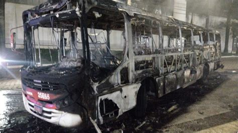 Dois ônibus são incendiados na avenida Amazonas em BH