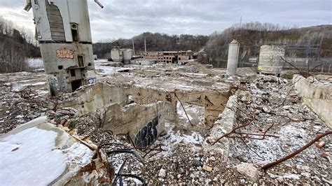 Démolition du mur de lex usine Belgo à Shawinigan cette fois cest