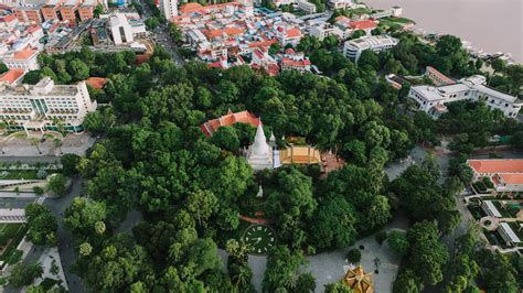buddhist wat phnom daun penh pagoda  stock photo