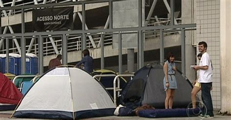 G1 Fãs já acampam em frente a estádio no Rio para shows de Paul