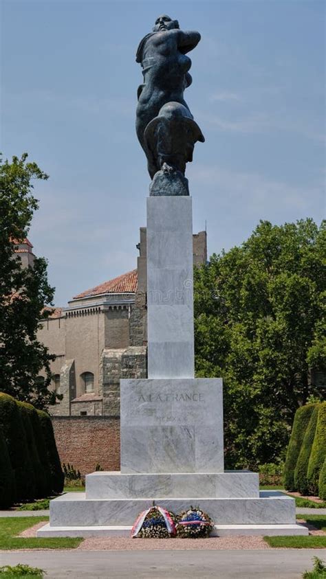 Monumento De Gratitud A Francia En El Parque Kalemegdan En La Fortaleza