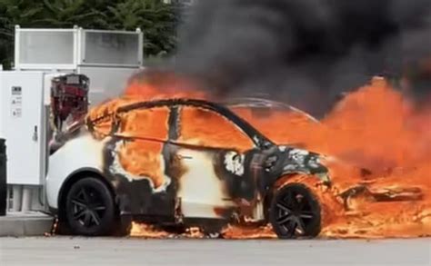 VIDÉO Une Tesla prend feu à une station de superchargeurs