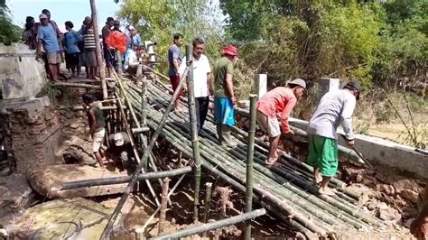 Jembatan Penghubung Putus Diterjang Banjir Warga Blora Gotong Royong