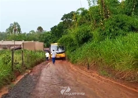 Nibus Escolar Atola Em Estrada De Terra Em Engenheiro Coelho Correio