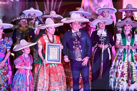 Familia Charra Celebra Baile De Reinas Con Ricardo Gallardo Como