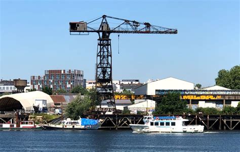 Nantes Six choses à savoir sur la Grue noire symbole du passé enfin