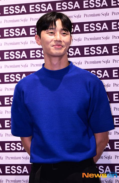 【photo】パク・ソジュン、ソファブランド「essa」のイベントに参加笑顔でハートポーズも Kstyle