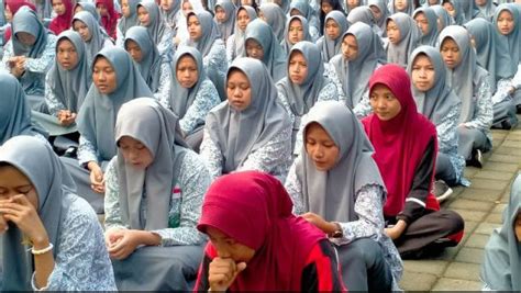 Bangun Karakter Religius Siswa Man Sinjai Dengan Pembiasaan Sholat