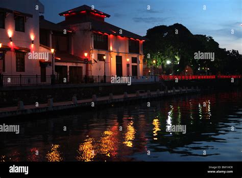 Casas rosas al atardecer sobre el río Malaca histórica en Malaca o