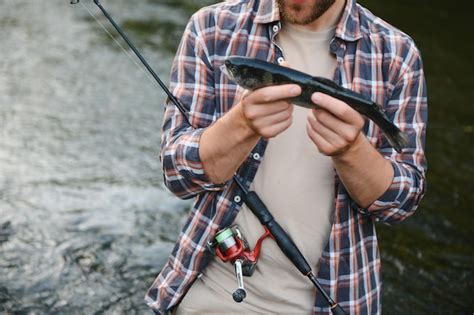 El Pescador Coge Una Trucha En El R O En Verano Foto Premium