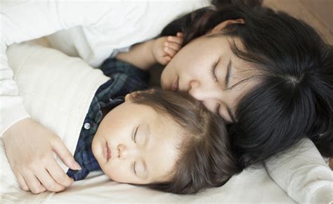 思いきって「子どもと一緒に寝落ち」をあえて習慣化！睡眠不足に悩む私に合う生活リズ｜ベビーカレンダー