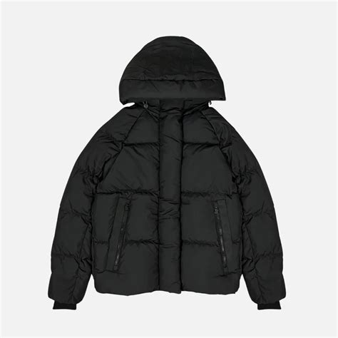 Syna World Og Logo Puffer Jacket Blackout Fluent Store