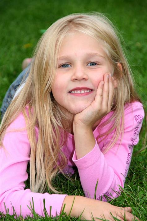 Peu Denfant Fille Sur Un Banc Image Stock Image Du Fille Velu