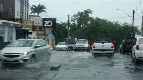 Tempo na Cidade Vitória da Conquista fica alagada durante chuva neste