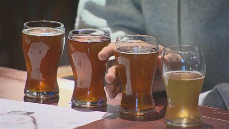 Des étudiants Apprennent En Laboratoire Les Secrets De La Bière Radio Canada