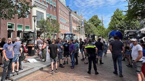 Boeren Protesteren Weer Bij Provinciehuis Leeuwarden Tegen