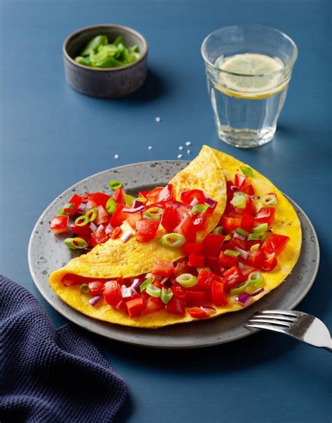 Omelete tomate pimentão cebola pimentão e queijo café da manhã