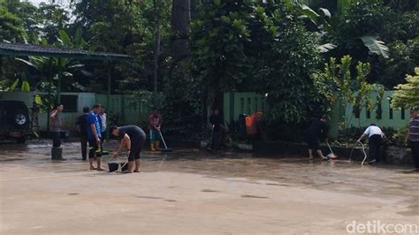 MTsN 23 Pejaten Timur Bersih-bersih Usai Tergenang Banjir Luapan Katulampa