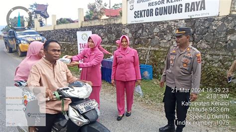 Polsek Gunung Raya Dan Bhayangkari Bagikan Takjil Kepada Pengguna Jalan