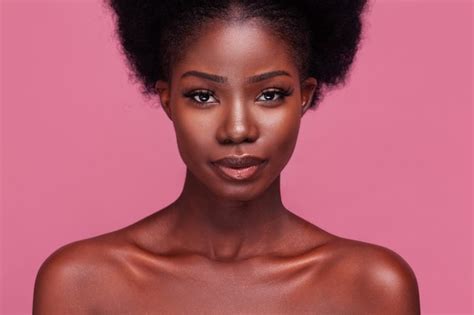 Belo Retrato De Uma Linda Modelo Afro Americana Ombros Nus E Cabelo