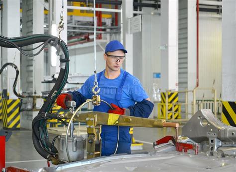 Los Trabajos Del Soldador Con El Dispositivo Del Punto Entran En