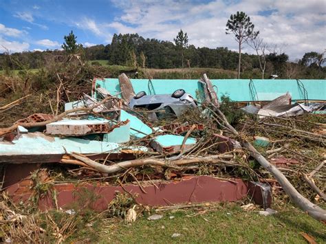 Tornados Atingem Santa Catarina E Deixam Feridos E Desabrigados VEJA