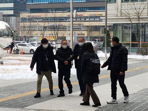 왜 안만나줘 노래방 도우미 스토킹하고 커터칼 휘두른 60대 파이낸셜뉴스