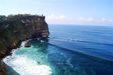 Храм Улувату на Бали Pura Uluwatu храм на обрыве скалы высотой 90