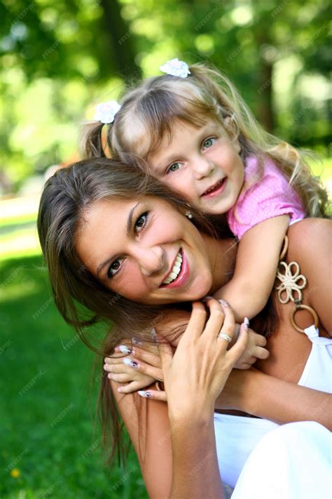 Fille Douce Et Belle Avec Maman Photo Gratuite