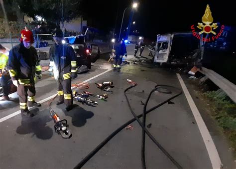 Violento Scontro Con Un Auto Furgone Prende Fuoco