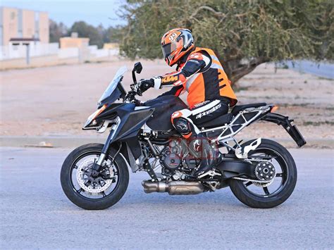 Spy Shots 2021 Ktm 1290 Super Duke Gt Looks To Gain Chassis And Engine From 2020 Super Duke R Mcn