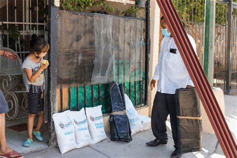 Entrega Alcaldesa material de construcción a familia en la colonia Los