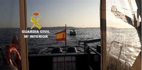 La Guardia Civil auxilia a una embarcación de recreo con seis personas