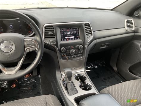 2020 Jeep Grand Cherokee Laredo E 4x4 Dashboard Photos