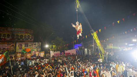 मध्य प्रदेश उज्जैन कार्यक्रम में भगवान हनुमान की पोशाक पहने एक व्यक्ति