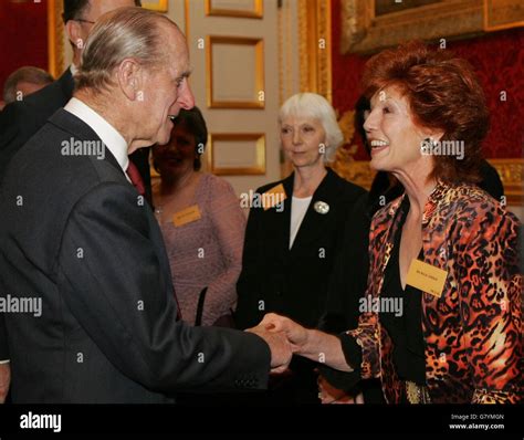 Actress Rula Lenska Fotos Und Bildmaterial In Hoher Auflösung Alamy