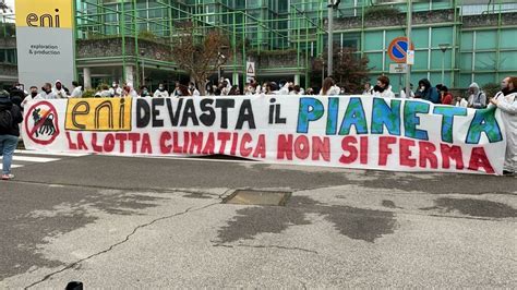 Milano La Protesta Per Il Clima Davanti Alla Sede Dell Eni Rise Up