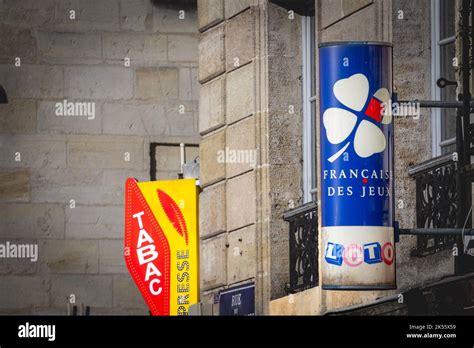 Foto De Un Cartel Con El Logotipo De La Francaise Des Jeux Tomada En Su