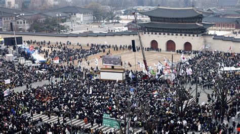 南韓戒嚴｜國會彈劾尹錫悅 首爾支持vs 反尹群眾對立示威 星島日報